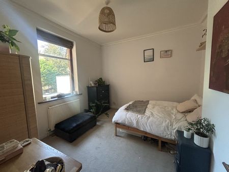 Two Bedroom Spacious Flat for Rent in Surbiton - Photo 4