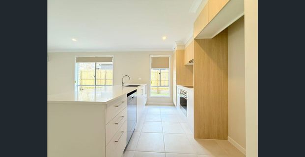 Spacious 4‑Bedroom Family Home with Double Garage – Close to Bethania Station! - Photo 1