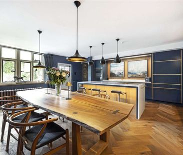 A most attractive Grade II Listed village house with exceptional in... - Photo 4