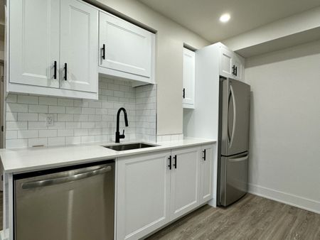 Mercier : Logement de 3 chambres+bureau et cour exclusive offert en location semi-meublée. - Photo 3