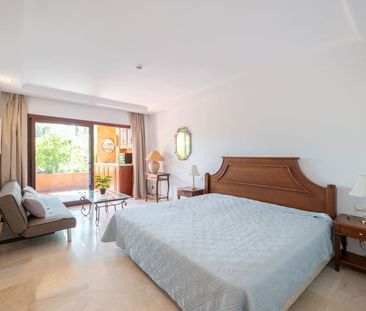 Middle Floor Apartment in Estepona - Photo 5