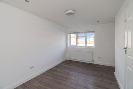 5 bedroom semi-detached house to rent - Photo 4