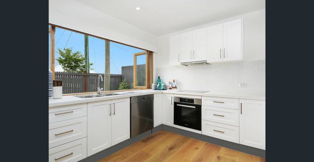 Set high in the heart of Windsor. - Photo 1