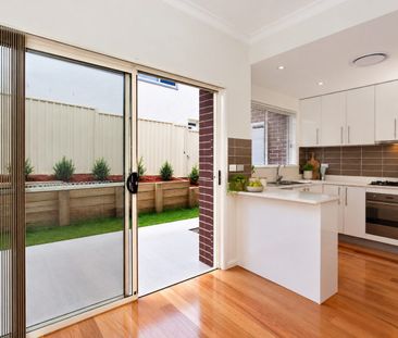Modern Three-Bedroom Plus Study Townhouse with Quality Features Thr... - Photo 4