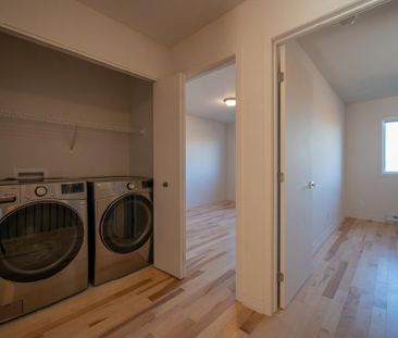 ALL-INCLUDED Stunning Brand-New Townhouse for Rent in La Prairie-su... - Photo 4
