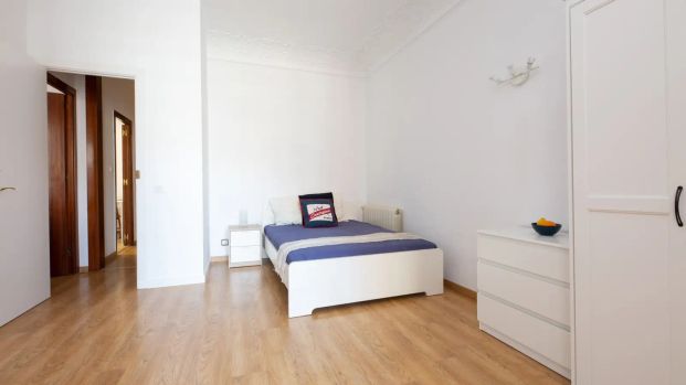 Room in a shared 6-bedroom apartment for rent in la Dreta de l'Eixample - Photo 1