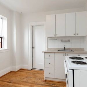 492 MONTROSE AVE. UNIT 11 - Studio/1Bath, Steps from TTC, *UTLS FREE* - Photo 2