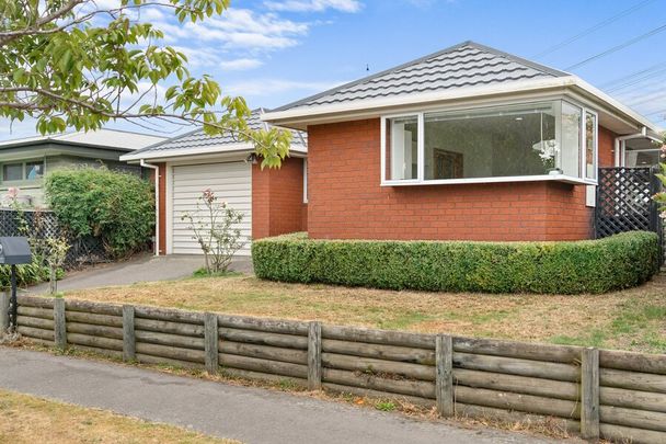 Spacious 2 Bedroom Home in Burnside! - Photo 1