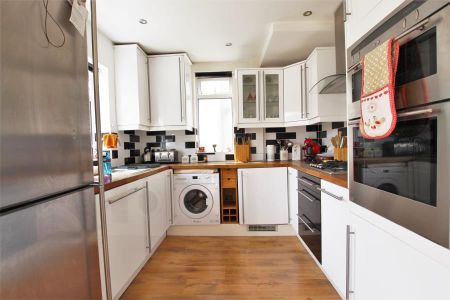 Hart Road, Byfleet - 3 bedrooms Property for lettings - Seymours - Photo 4