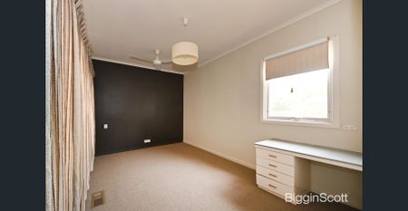 Charming Family Home in a Prime Glen Waverley Location - Photo 3