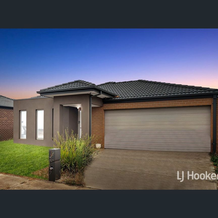 2 Garfield Close, Melton South, Vic 3338 - Photo 1