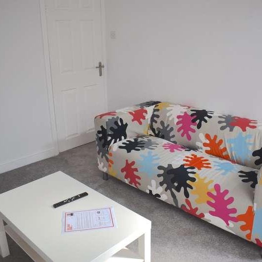 Bed Terraced House // Aug, LN5 - Photo 1