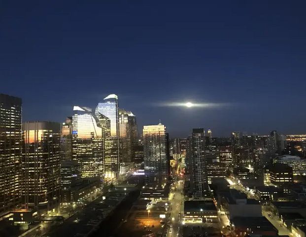 FULLY FURNISHED 2 BEDROOM, 2 BATHROOM + DEN (32 FLOOR) | 901 10 Avenue SW, Calgary - Photo 1