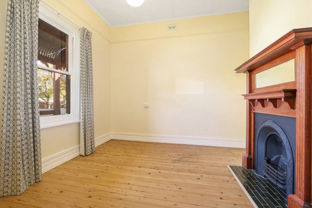 CLASSIC RED BRICK ELEGANCE! - Photo 1