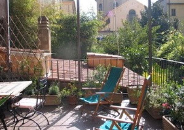 Trastevere-Terrace: 45sqm. Charming studio loft. Entrance, living room, separate kitchen, renovated bath, sleeping loft, large private terrace. Sunny, silent. Ref. 692