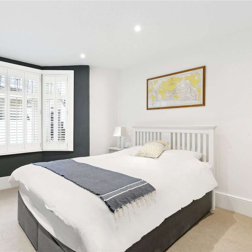 A beautifully presented one bedroom garden flat on Cologne Road, close to Clapham Junction Station. - Photo 1