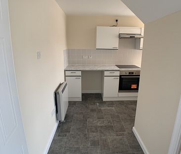 Beautifully Presented One Bedroom House to Let in Bromsgrove - Photo 3