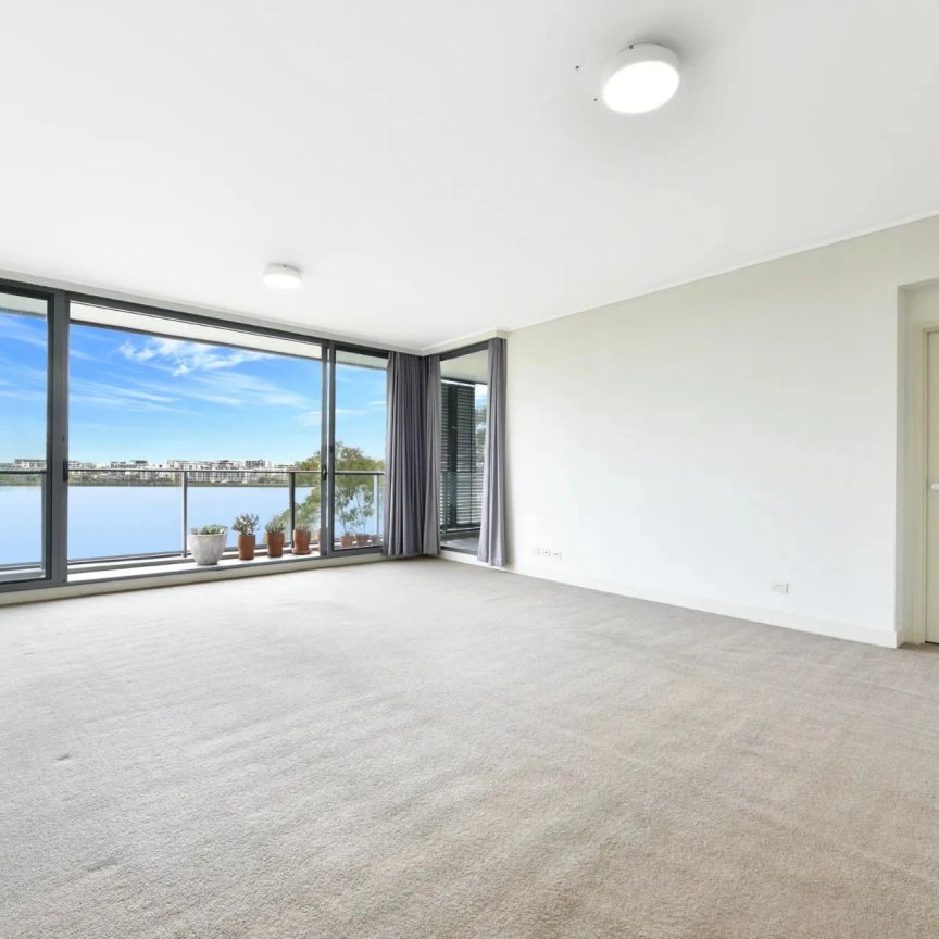 A Prize Giving Waterfront Two Bedrooms - Photo 1