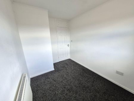 4 bedroom end of terrace house to rent - Photo 3