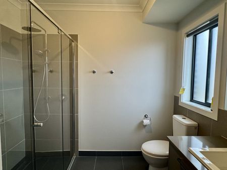 Near New Four Bedroom Home - Photo 4