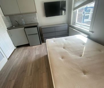 Studio Flat, Eros House, SE6 - Photo 1