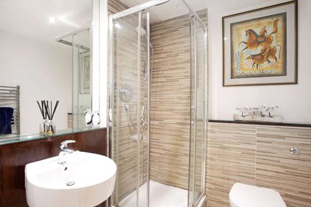 Well-located contemporary art deco style two bed apartment with secure garage space - Photo 2