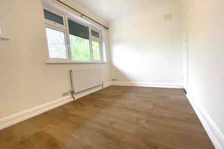 Courtlands Drive, WATFORD - Photo 3