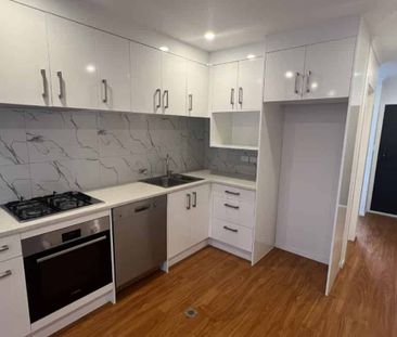 3 Bedroom, 3 Bathroom Townhouse - Photo 2