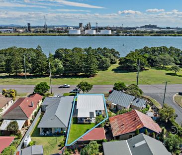 Newly renovated 3-bedroom coastal cottage - Photo 6
