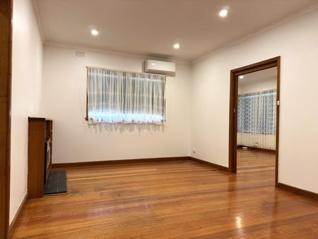 5 Roslyn Street, Burwood VIC 3125 - House For Rent | Domain - Photo 3