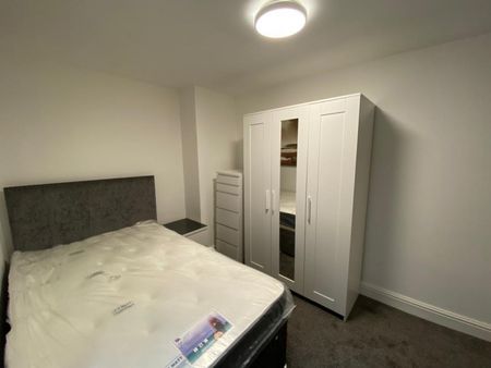 3 bedroom Flat To Let - Photo 4