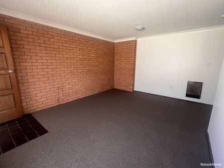 2/8 Lydia Street, Tamworth, NSW 2340 - Photo 3