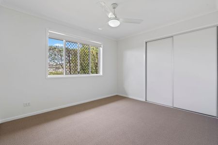 REFRESHED LOW-SET VILLA IN STUNNING MANLY CREST ESTATE - Photo 4