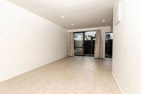 Modern & Convenient Two-Bedroom Townhouse in Mount Eden - Photo 4