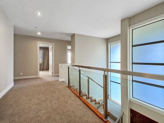 Epsom , Architecturally designed stunning five bedroom four Bathroom Home! - Photo 1