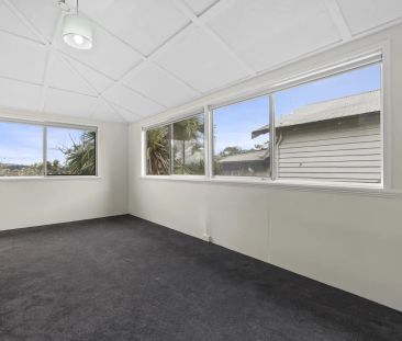 3 bedroom home with sleepout and large yard in perfect location - Photo 5