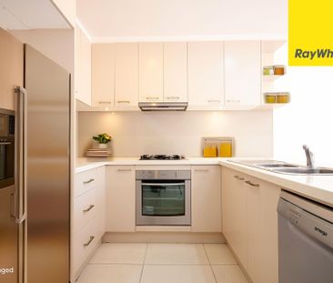 CONTEMPORARY THREE BEDROOM TOWNHOUSE IN MOST SOUGHT AFTER LOCATION - Photo 4