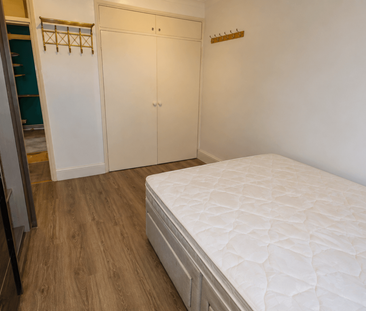 3 bedroom flat to rent - Photo 3