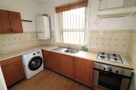 1 bedroom in a flat share to rent - Photo 5