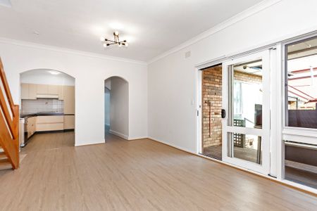 Huge Six bedroom House! - Photo 2