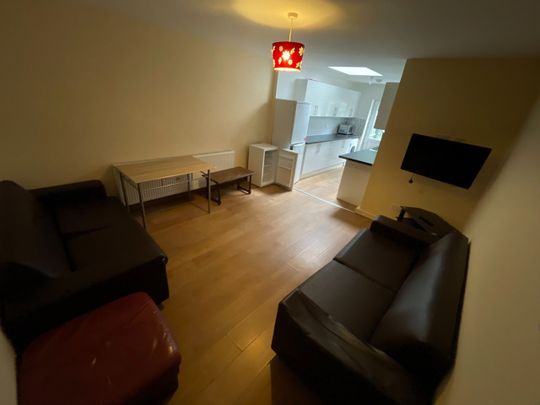 5 Bed Semi-Detached House, Clifton Avenue, M14 - Photo 1