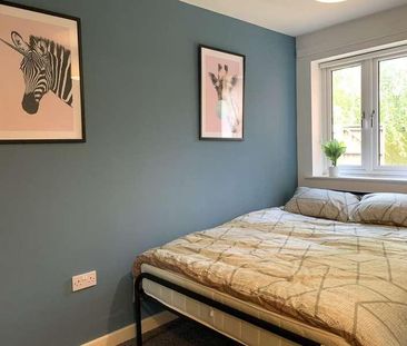 Charming Bedroom Apartment, LN1 - Photo 2