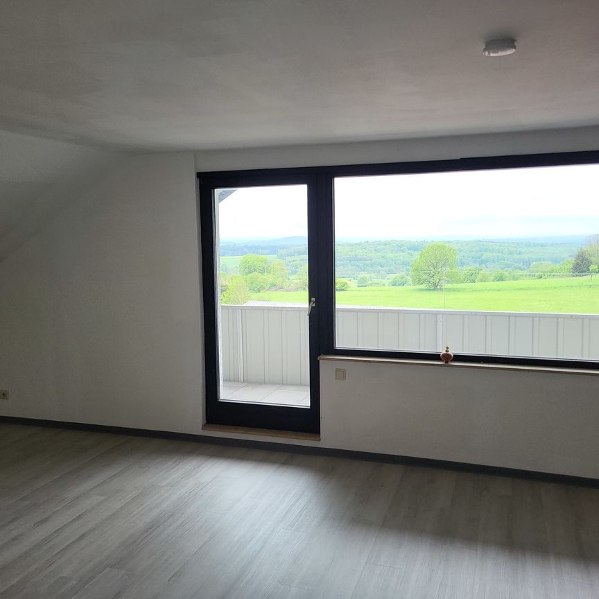 Dachgeschosswohnung mit Balkon und traumhaften Ausblick ins Grüne! - Photo 1