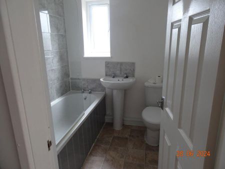 3 bedroom terraced house to rent - Photo 5