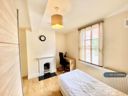 1 bedroom in a house share to rent - Photo 2