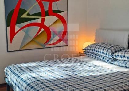 Piazza del Popolo: Lovely, modern 1 bedroom in private Villa. Entrance, spacious living-dining, fully equipped kitchen, bath and private terrace. Parquet floors Air conditioning, bright and silent. rif 364