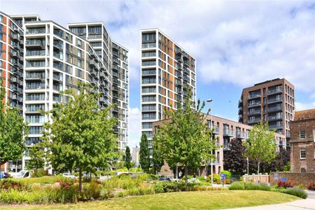 A superb waterfront apartment, set within this highly desirable Berkeley homes development. - Photo 2