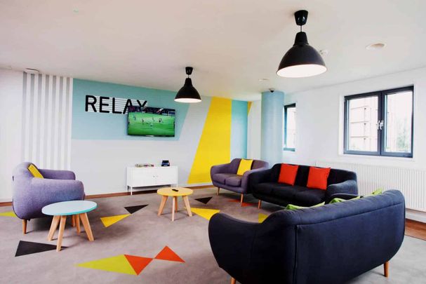 Large High Double Ensuite: Three Bed Flat - Photo 1