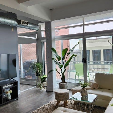 Two bedroom condo with Parking Toronto - Photo 1