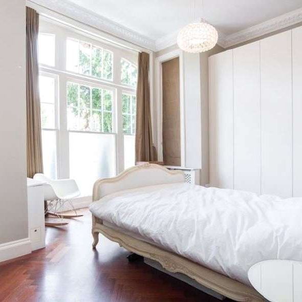 An exceptional 2 bedroom raised ground floor apartment with garden. - Photo 1